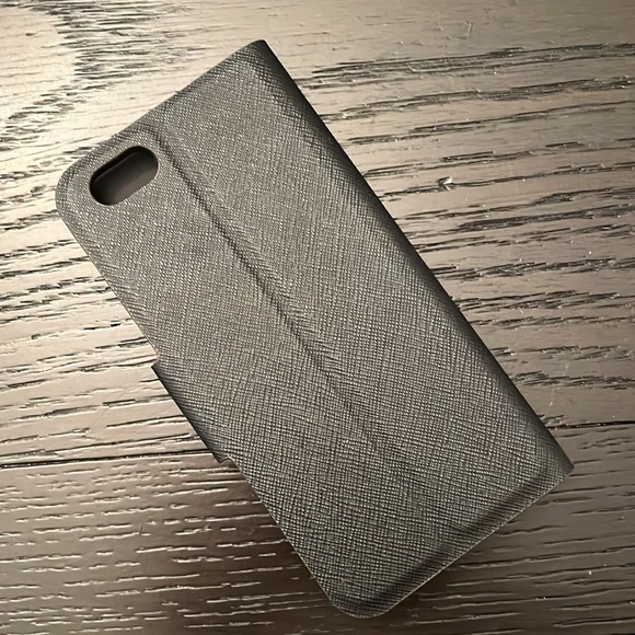 Kate spade phone case with magnetic closure - Picture 4 of 7